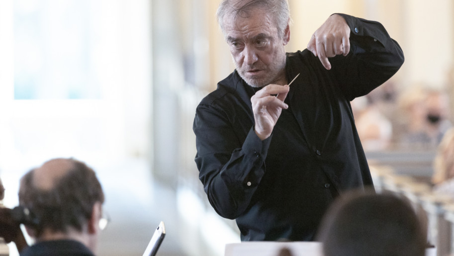 Kapellimestari Valeri Gergijev johtaa Mariinskin orkesteria Mikkelin Pitäjänkirkossa 4.7.2021 Mikkelin musiikkijuhlilla. Valery Gergiev conducts Mariinsky Orchestra in Mikkeli Wooden Church in Mikkeli Music Festival 4.7.2021. Photo Laura Luostarinen.