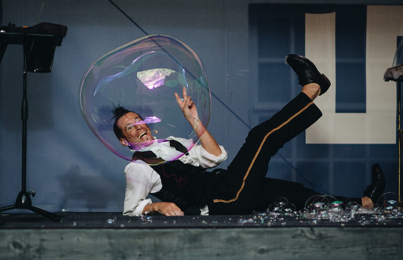 Tampereen Teatterikesä in picture Mariano Guz in Man in Bubble photo Carolin Büttner