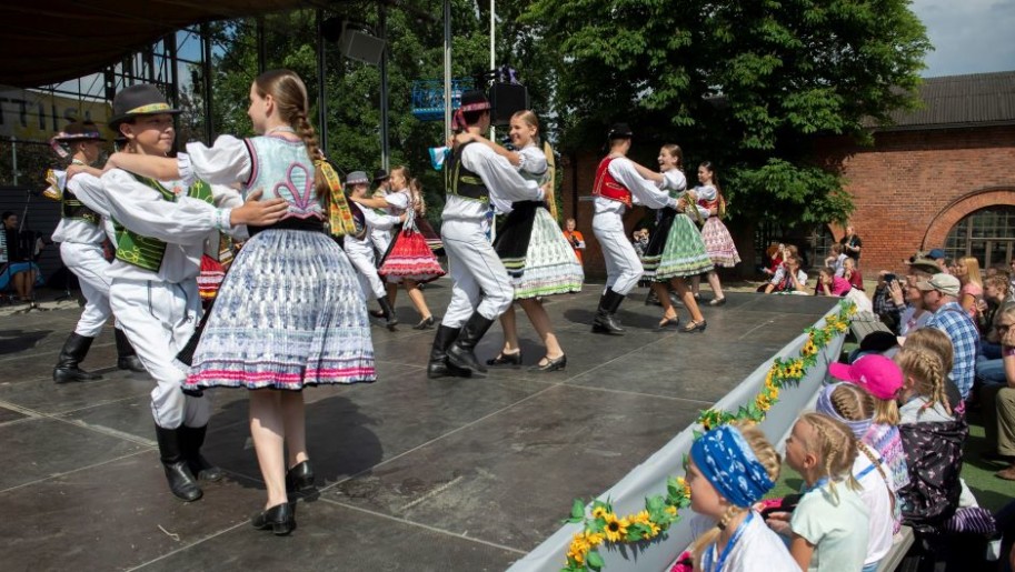 Pispalan-Sottiisi-photo-Petri-Kivinen-in-picture-Balatonfured-Folk-dance-Group-2