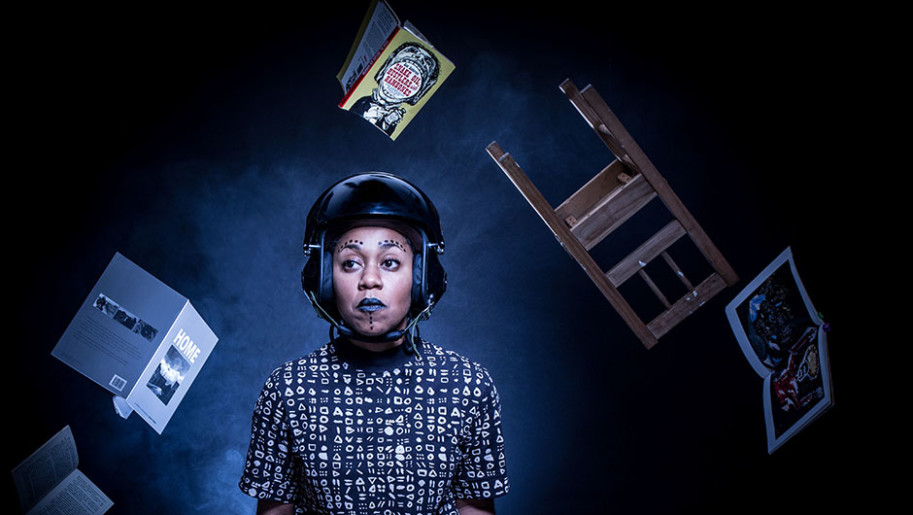 Tampereen-Teatterikesa-photo-Benji-Reid-in-picture-Keisha-Thompson-in-Man-on-the-Moon