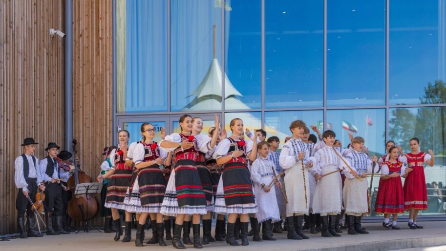 Kaustinen Folk Music Festival in picture Hajenka photo Risto Savolainen