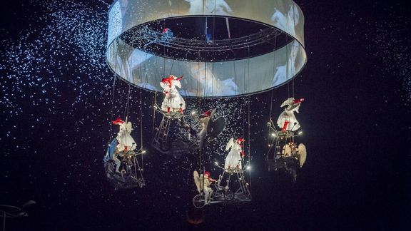 Taiteiden yönä Senaatintorilla koetaan kansainvälisen teatteriryhmä Theater Tolin akrobaattinen teatteriteos Pedaleando Hacia El Cielo eli ”Polkien taivaaseen”. Radoslaw Kazmierczak